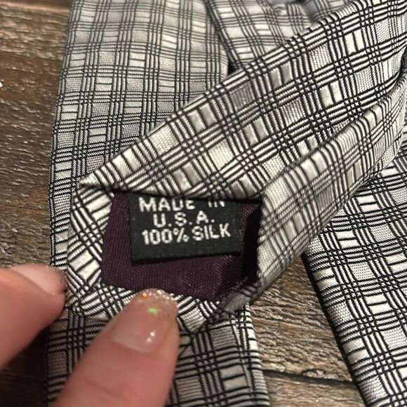 Geoffrey Beene %100 silk Tie. GUC. Small stitch needed on tag. - Picture 4 of 4
